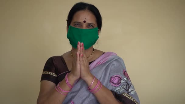Mujer Que Usa Máscaras Protectoras Médicas Para Protegerse Enfermedad Pandémica — Vídeos de Stock