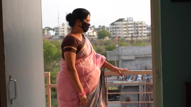 Mujer Que Queda Casa Por Seguridad Durante Pandemia Coronavirus Mirando — Vídeos de Stock