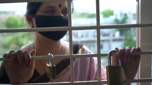 Γυναίκα Καραντίνα Φορώντας Μάσκα Και Κοιτάζοντας Μέσα Από Παράθυρο Πανδημία — Αρχείο Βίντεο