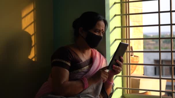 Mujer India Con Máscara Protectora Facial Leyendo Noticias Tableta Durante — Vídeos de Stock