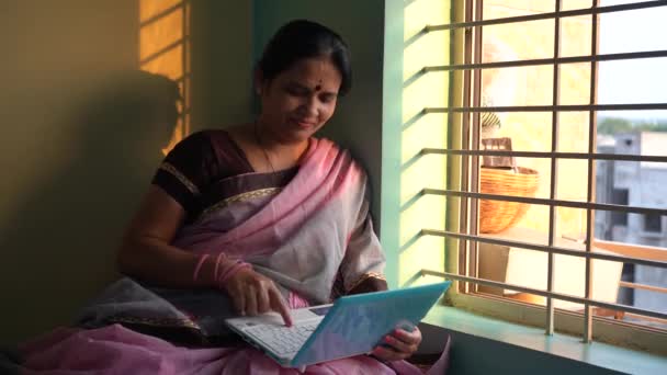 Mujer India Con Máscara Protectora Cara Leyendo Noticias Cuaderno Durante — Vídeos de Stock