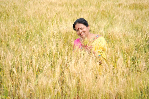 Mulher Feliz Desfrutando Campo Trigo Beleza Natureza Campo Trigo Dourado — Fotografia de Stock