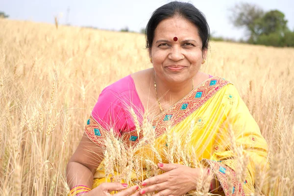 Happy Woman Enjoying Wheat Field Nature Beauty Golden Wheat Field — Stock Photo, Image