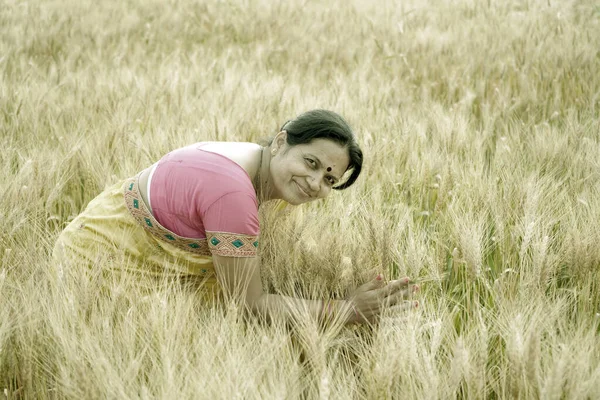 Gelukkige Vrouw Genietend Het Tarweveld Natuur Schoonheid Gouden Tarweveld Vrijheid — Stockfoto