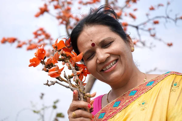 Portrait Indian Woman Outdoor — Stock Photo, Image