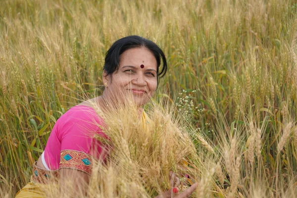 Outdoor Portrait Indian Woman Traditional Clothes Standing Wheat Field Harvest — Stock Photo, Image