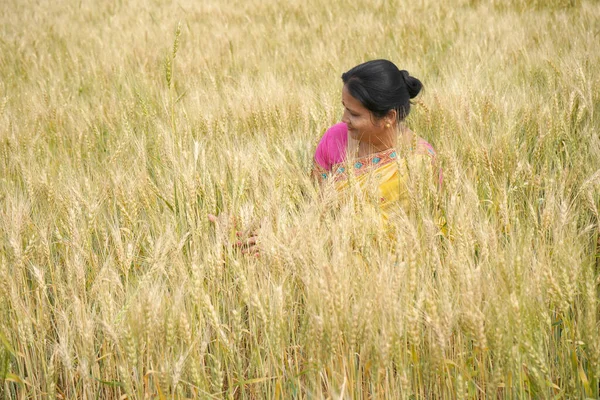 Outdoor Portret Van Indiase Vrouw Traditionele Kleding Staan Tarweveld Tijdens — Stockfoto