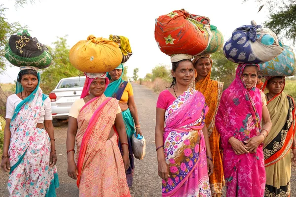 Amravati Maharashtra India Marca 2020 Indyjskie Wiejskie Rolniczki Niosące Wiązki — Zdjęcie stockowe