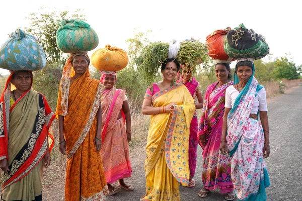 Amravati Maharashtra India March 2020 Indické Venkovské Farmářky Nesoucí Balík — Stock fotografie