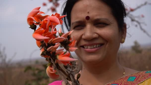 Mulher Indiana Livre Segurando Flores — Vídeo de Stock