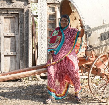 NASHIK, MAHARASHTRA, INDIA 8 HAZİRAN 2020: Maharashtra 'nın kırsal kesimlerinde, sabah köylerinde tanımlanamayan mutlu Hintli kırsal insanlar, günlük yaşam tarzı.