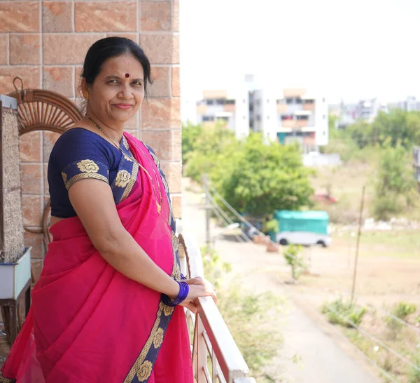 Retrato Mulher Índia Sorridente Vestindo Saree — Fotografia de Stock