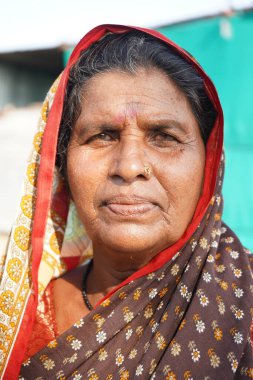 NASHIK, MAHARASHTRA, INDIA 8 HAZİRAN 2020: Maharashtra 'nın kırsal kesimlerinde, sabah köylerinde tanımlanamayan mutlu Hintli kırsal insanlar, günlük yaşam tarzı.