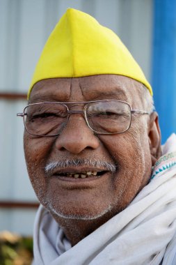 NASHIK, MAHARASHTRA, INDIA 8 HAZİRAN 2020: Maharashtra 'nın kırsal kesimlerinde, sabah köylerinde tanımlanamayan mutlu Hintli kırsal insanlar, günlük yaşam tarzı.