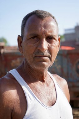 NASHIK, MAHARASHTRA, INDIA 8 HAZİRAN 2020: Maharashtra 'nın kırsal kesimlerinde, sabah köylerinde tanımlanamayan mutlu Hintli kırsal insanlar, günlük yaşam tarzı.