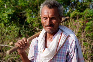 NASHIK, MAHARASHTRA, INDIA 8 HAZİRAN 2020: Maharashtra 'nın kırsal kesimlerinde, sabah köylerinde tanımlanamayan mutlu Hintli kırsal insanlar, günlük yaşam tarzı.