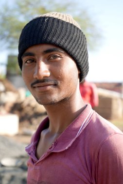 NASHIK, MAHARASHTRA, INDIA 8 HAZİRAN 2020: Maharashtra 'nın kırsal kesimlerinde, sabah köylerinde tanımlanamayan mutlu Hintli kırsal insanlar, günlük yaşam tarzı.