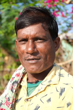 NASHIK, MAHARASHTRA, INDIA 8 HAZİRAN 2020: Maharashtra 'nın kırsal kesimlerinde, sabah köylerinde tanımlanamayan mutlu Hintli kırsal insanlar, günlük yaşam tarzı.