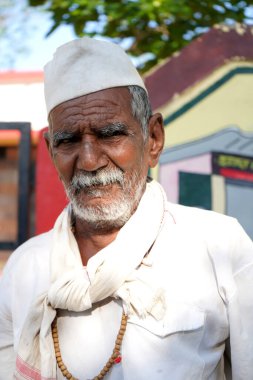 NASHIK, MAHARASHTRA, INDIA 8 HAZİRAN 2020: Maharashtra 'nın kırsal kesimlerinde, sabah köylerinde tanımlanamayan mutlu Hintli kırsal insanlar, günlük yaşam tarzı.