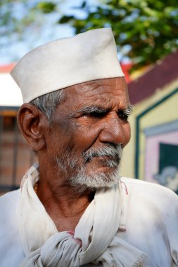 NASHIK, MAHARASHTRA, INDIA 8 HAZİRAN 2020: Maharashtra 'nın kırsal kesimlerinde, sabah köylerinde tanımlanamayan mutlu Hintli kırsal insanlar, günlük yaşam tarzı.