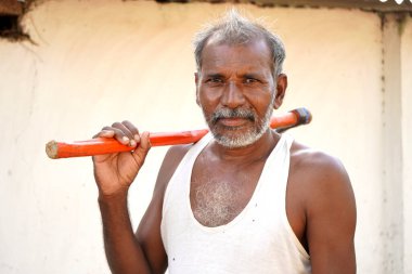 NASHIK, MAHARASHTRA, INDIA 8 HAZİRAN 2020: Maharashtra 'nın kırsal kesimlerinde, sabah köylerinde tanımlanamayan mutlu Hintli kırsal insanlar, günlük yaşam tarzı.