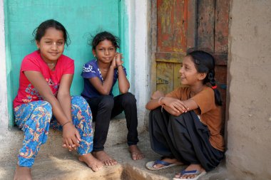 NASHIK, MAHARASHTRA, INDIA 8 HAZİRAN 2020: Maharashtra 'nın kırsal kesimlerinde, sabah köylerinde tanımlanamayan mutlu Hintli kırsal insanlar, günlük yaşam tarzı.