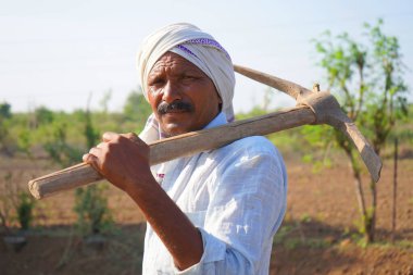 NASHIK, MAHARASHTRA, INDIA 8 HAZİRAN 2020: Maharashtra 'nın kırsal kesimlerinde, sabah köylerinde tanımlanamayan mutlu Hintli kırsal insanlar, günlük yaşam tarzı.