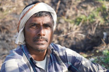 NASHIK, MAHARASHTRA, INDIA 8 HAZİRAN 2020: Maharashtra 'nın kırsal kesimlerinde, sabah köylerinde tanımlanamayan mutlu Hintli kırsal insanlar, günlük yaşam tarzı.