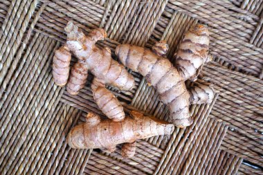 Arkaplanda taze zerdeçal kökleri 