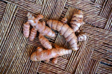 Arkaplanda taze zerdeçal kökleri 