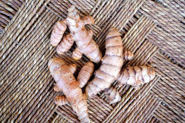 Arkaplanda taze zerdeçal kökleri 