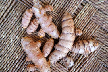 Arkaplanda taze zerdeçal kökleri 