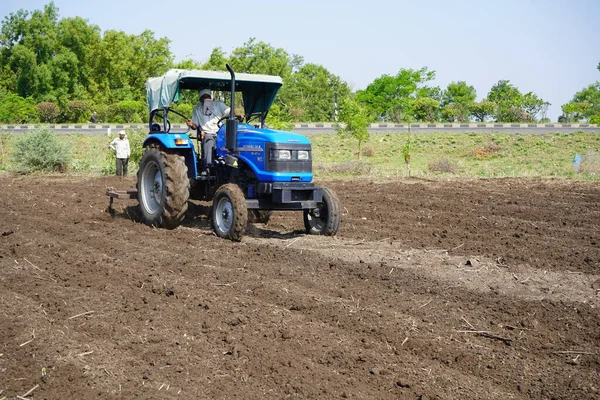 Nashik Maharashtra India June 2020 Unidentified Farmer Tractor Preparing Land — 图库照片