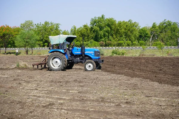 Nashik Maharashtra India Junio 2020 Agricultor Identificado Con Tractor Preparando — Foto de Stock