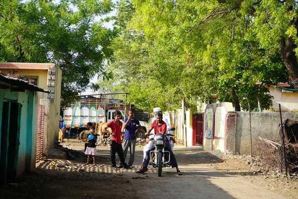 NASHIK, MAHARASHTRA, INDIA 8 HAZİRAN 2020: Maharashtra 'nın kırsal kesimlerinde, sabah köylerinde tanımlanamayan mutlu Hintli kırsal insanlar, günlük yaşam tarzı.