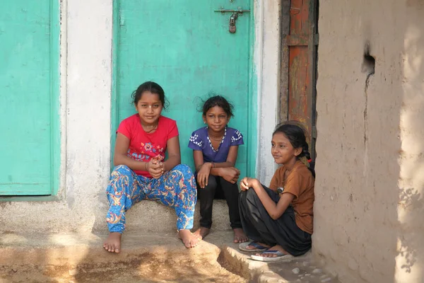 NASHIK, MAHARASHTRA, INDIA 8 HAZİRAN 2020: Maharashtra 'nın kırsal kesimlerinde, sabah köylerinde tanımlanamayan mutlu Hintli kırsal insanlar, günlük yaşam tarzı.