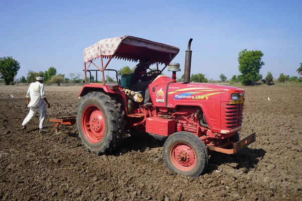 Nashik Maharashtra India Giugno 2020 Agricoltore Non Identificato Con Trattore — Foto Stock