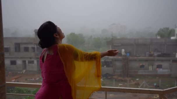 Donna Indiana Sente Felice Durante Giornata Pioggia Balcone Della Casa — Video Stock