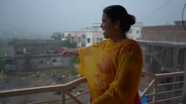 Femeie Indiană Simte Fericită Timpul Unei Zile Ploioase Balconul Casei — Videoclip de stoc