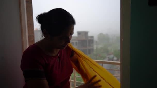 Індійська Жінка Відчуває Себе Щасливою Під Час Дощового Дня Балконі — стокове відео