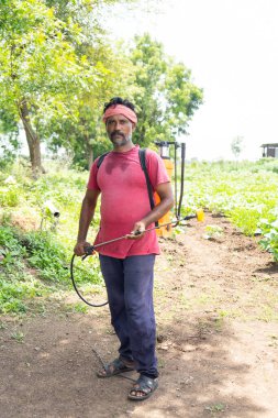 Çiftçi pamuk tarlasına böcek ilacı ve ot ilacı sıkıyor.