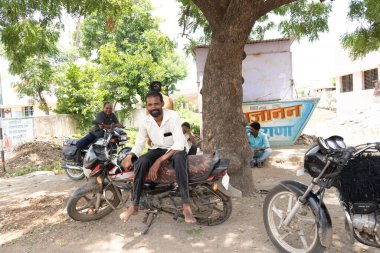 AKOLA, MAHARASHTRA, INDIA, Ağustos 09, 2021: Hindistan halkı sabah köylerinde.