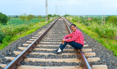 Hint tren yolunda bir adam..