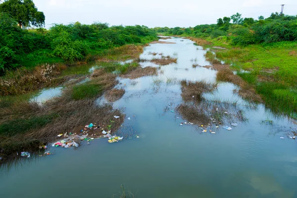 Выброшенный Пластиковый Мусор Ручье Озера Реки Открытом Воздухе Загрязнение Природы — стоковое фото