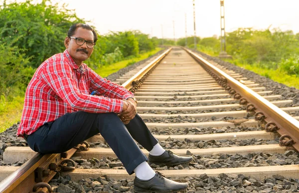 Людина Індійському Залізничному Шляху — стокове фото