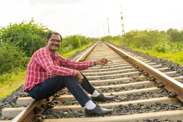 Człowiek Indyjskim Torze Kolejowym — Zdjęcie stockowe