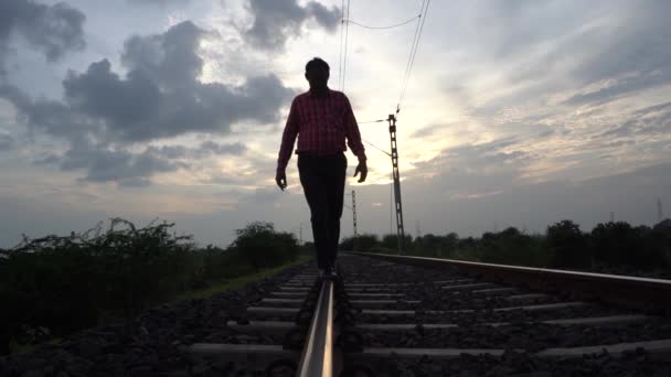 Hombre Caminando Vía Ferroviaria India — Vídeos de Stock