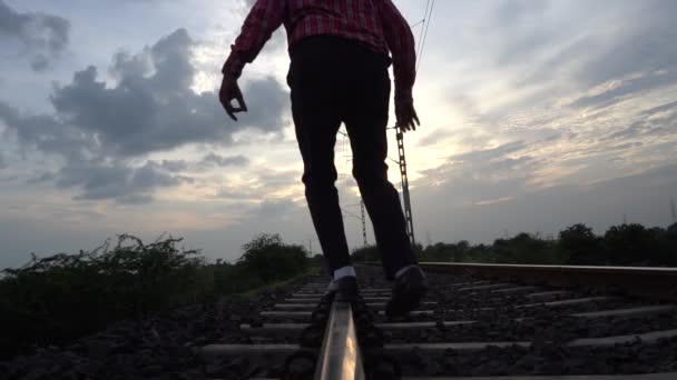 Mann Läuft Auf Indischem Bahngleis — Stockvideo