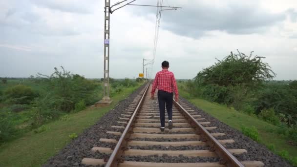 Mann Läuft Auf Indischem Bahngleis — Stockvideo