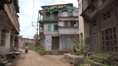 Hintli adamlar eski Hint caddesinin yanından geçiyor.